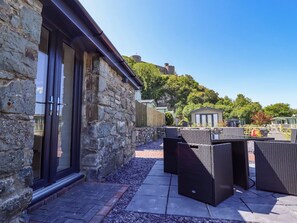 Outdoor dining - Woodlands Falls Cottages, Harlech, Wales. (Harlech)