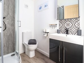 Shower - Woodlands Falls Cottages, Harlech, Wales. (Harlech)