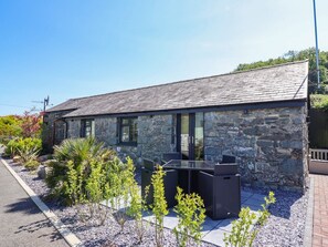 Outdoor dining - Woodlands Falls Cottages, Harlech, Wales. (Harlech)