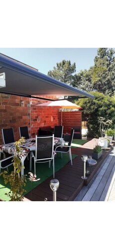 200 meters from the streetcar stop, room with shared bathroom, quiet!