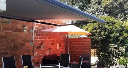 200 meters from the streetcar stop, room with shared bathroom, quiet!