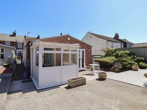Outdoor dining - Fisherman's Cottage, Withernsea (Withernsea)