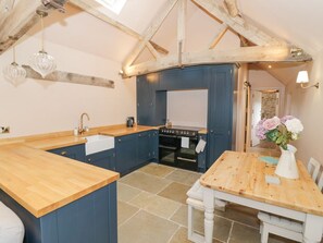 Private kitchen - Meadow Barn lies in Leominster (Leominster)