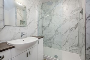 Shower - Thornby, Blue Anchor (Minehead)