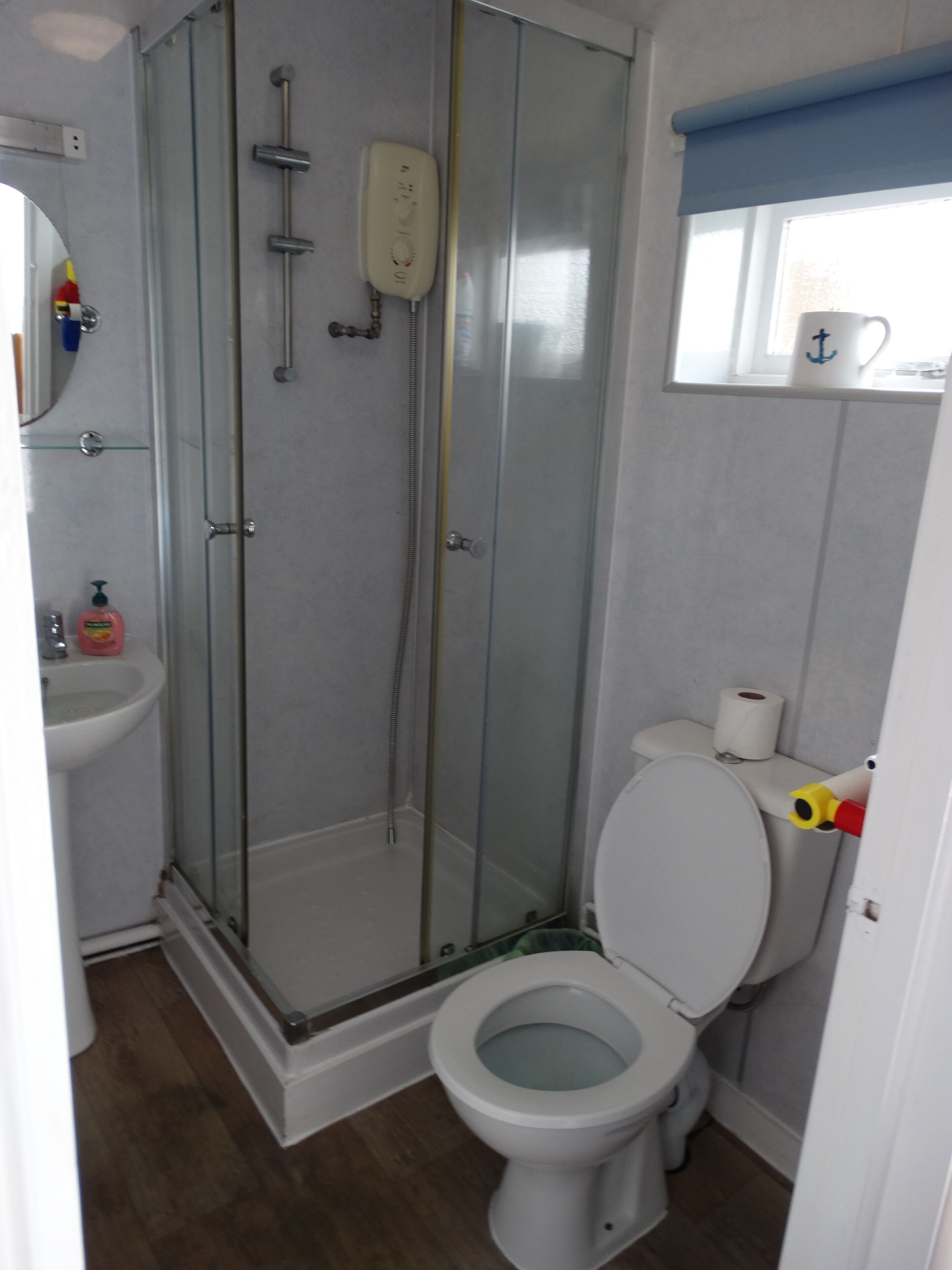 غرفة رباعية - لغير المدخنين - برواق | حمام