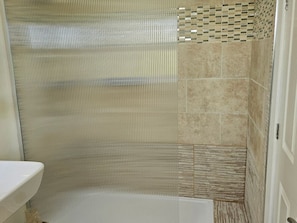 Shower - CARRINGTON COTTAGE, WiFi, open-plan, Lincoln (Lincoln)