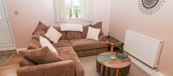 CARRINGTON COTTAGE, WiFi, open-plan, Lincoln