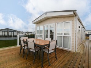 Outdoor dining - Seafront Holiday Home 2, in Pwllheli, Wales. (Pwllheli)