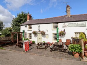 Outdoor dining - Garreg Wen near Caerwys. 3 bed (Holywell)