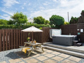 Outdoor dining - Karrek, Tintagel, Cornwall (Tintagel)