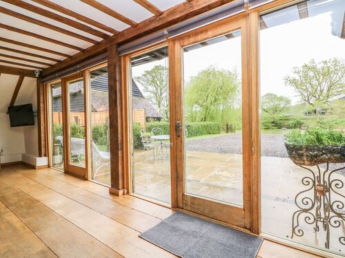 Charming Harbourne Oast Barn