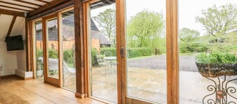 Charming Harbourne Oast Barn