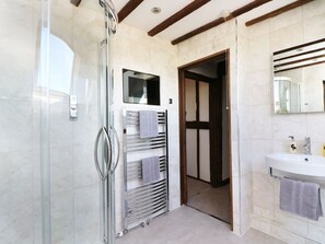Shower - Charming Harbourne Oast Barn (Tenterden)