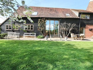 Terrace/patio - Charming Harbourne Oast Barn (Tenterden)