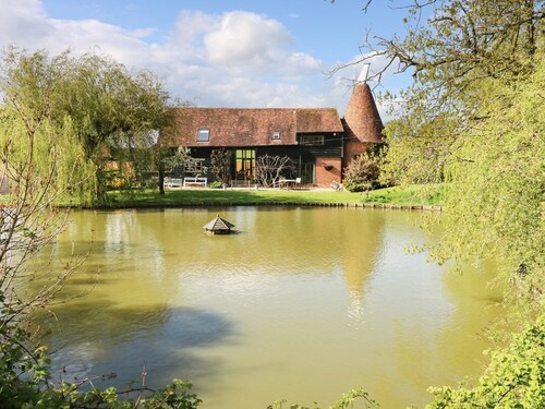 Charming Harbourne Oast Barn