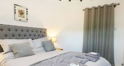 Charming Harbourne Oast Barn