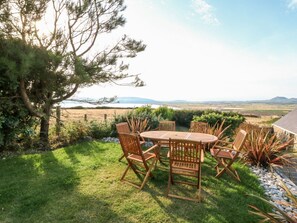 Outdoor dining - Garreg Haul Lodge, Abersoch (Pwllheli)