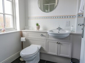 Shower - 40 Bowmont Court, Kelso (Kelso)
