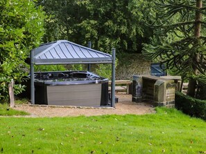 Outdoor spa tub - Fernhill Castle, Skipton (Farnhill)