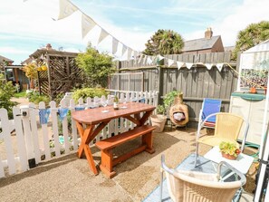 Outdoor dining - White Haven Retreat: Beachside Bliss (Sandown)