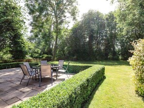 Outdoor dining - Keepers Cottage, Dereham (King's Lynn)