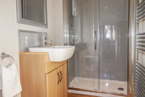 Shower - 4 Meadow Retreat, in Dobwalls. (Liskeard)