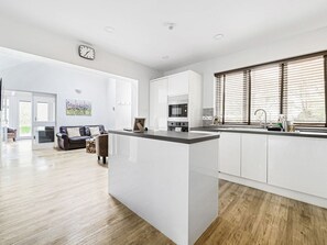 Dishwasher, high chair - Hazel - Woodland Cottages, Bowness-On-Windermere (Bowness-on-Windermere)