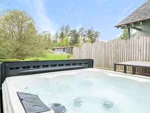 Outdoor spa tub - Hazel - Woodland Cottages, Bowness-On-Windermere (Bowness-on-Windermere)