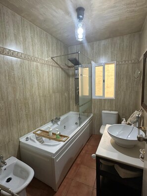 Tina de hidromasaje, secadora de cabello, bidet, toallas 