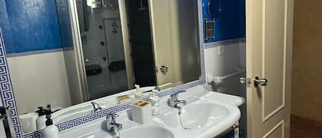 Whirlpool, Haartrockner, Bidet, Handtücher