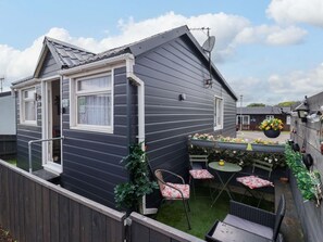 Outdoor dining - Chalet 231, Bridlington (Bridlington)