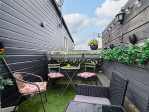 Outdoor dining - Chalet 231, Bridlington (Bridlington)