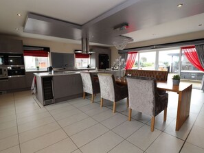 Dishwasher - The Wendover, in Towyn, Conwy. (Abergele)