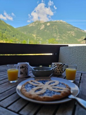Outdoor dining - Vrbo Property (La Salle-les-Alpes)