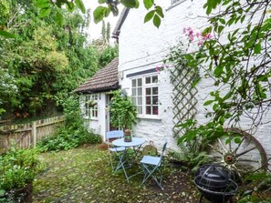 Outdoor dining - The Smithy: A Cozy Retreat in Yarpole (Leominster)