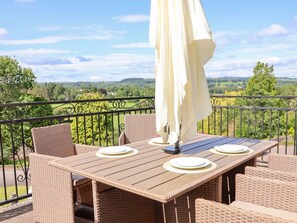 Outdoor dining - The Old Barn, Pentre Celyn (Ruthin)