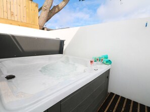 Outdoor spa tub - An Drowes: A Cozy Getaway in Newquay (Newquay)