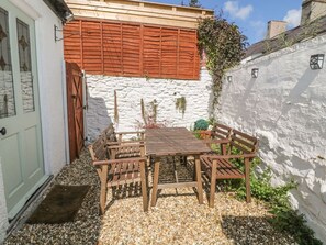 Outdoor dining - Oriel Cottage, Conwy (Conwy)