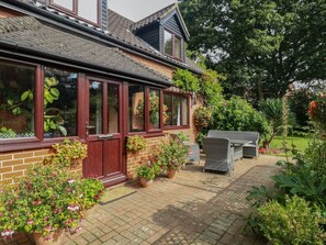 Outdoor dining - Walnut Tree Cottage, Catfield (Great Yarmouth)