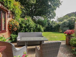 Terrace/patio - Walnut Tree Cottage, Catfield (Great Yarmouth)