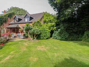 Exterior - Walnut Tree Cottage, Catfield (Great Yarmouth)