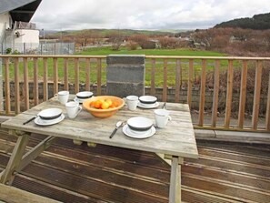 Outdoor dining - Truly Unique Trysor Y Mor Retreat (Borth)