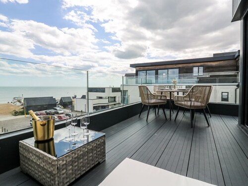 Stunning Flat 4 - Penthouse in Hythe