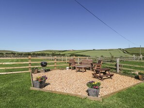 Outdoor dining - Charming Street House Cottage Retreat (Saltburn-by-the-Sea)