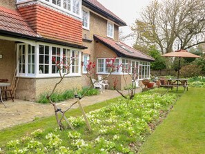 Outdoor dining - Beckhythe Cottage, Overstrand (Cromer)