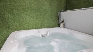 Indoor spa tub