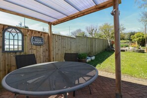 Outdoor dining - Eden Retreat in Beautiful Par (Par)