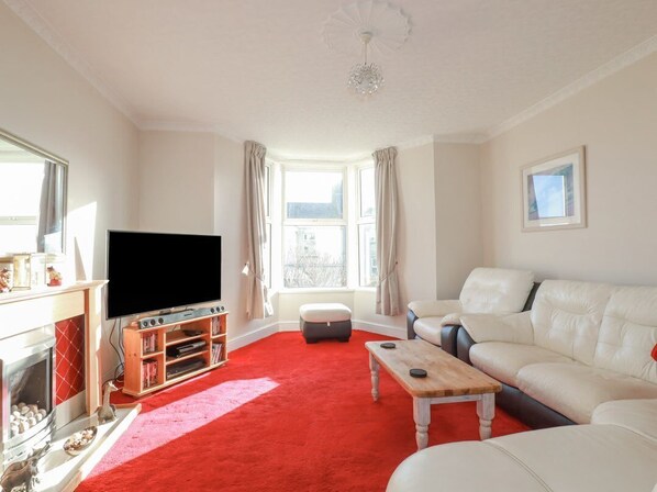 Living area - Eden Retreat in Beautiful Par (Par)