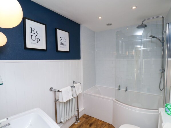 Shower - Sixpence Cottage in Pickering. (Pickering)