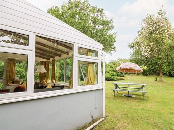 Outdoor dining - Charming Maesgwyn Home in Cardigan (Cardigan)